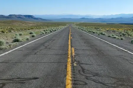 Lucrări de construcție a drumului pe autostrada M6